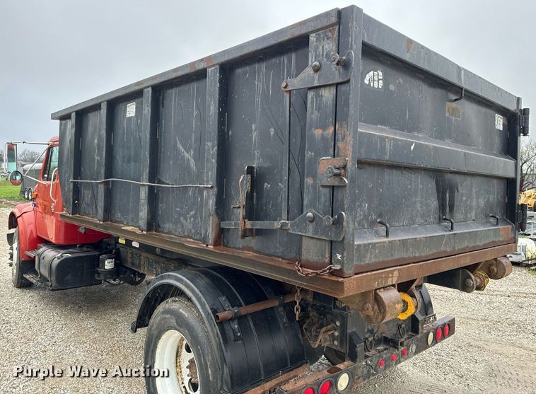 image for item EH6641 1999 International 4900 roll-off container truck