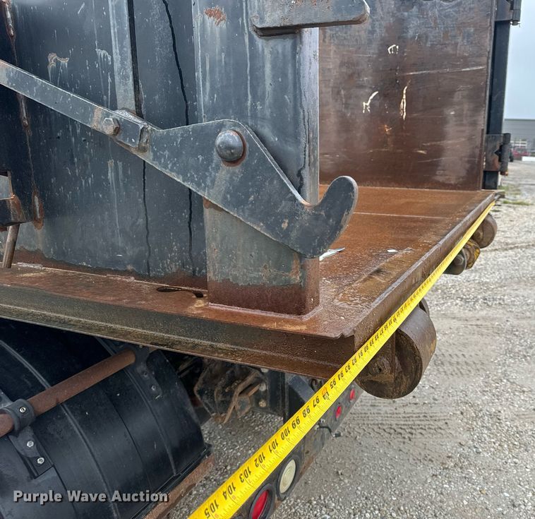 image for item EH6641 1999 International 4900 roll-off container truck