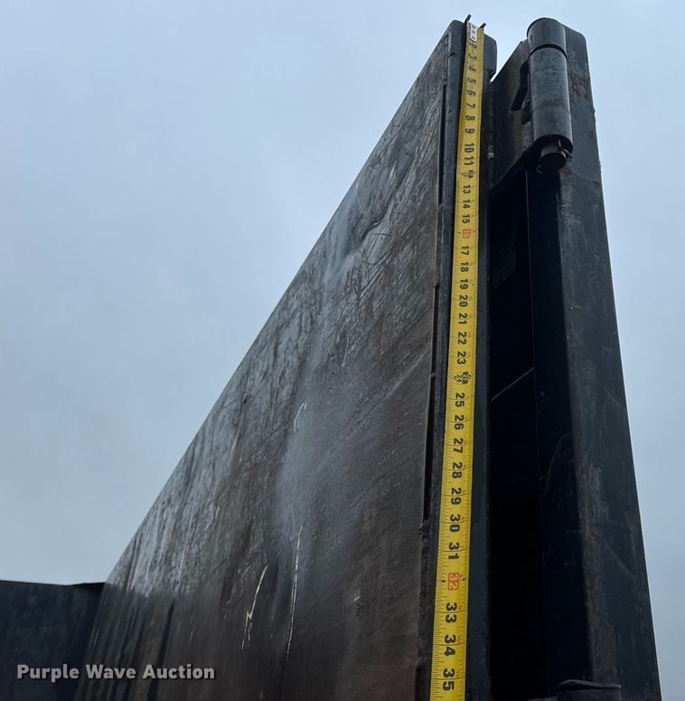 image for item EH6641 1999 International 4900 roll-off container truck