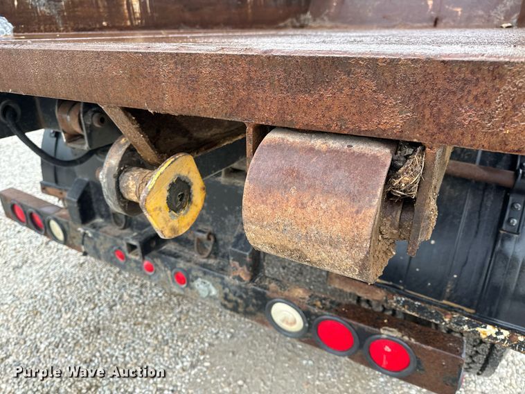 image for item EH6641 1999 International 4900 roll-off container truck