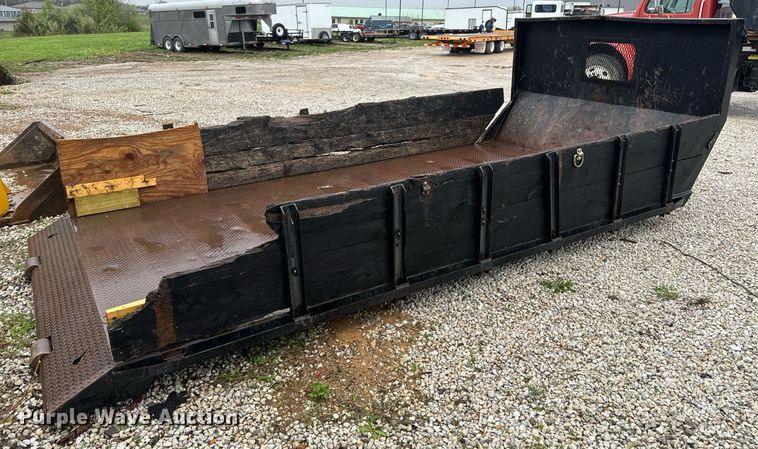 image for item EH6641 1999 International 4900 roll-off container truck