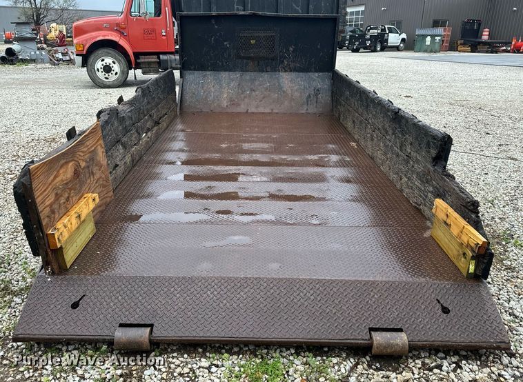 image for item EH6641 1999 International 4900 roll-off container truck