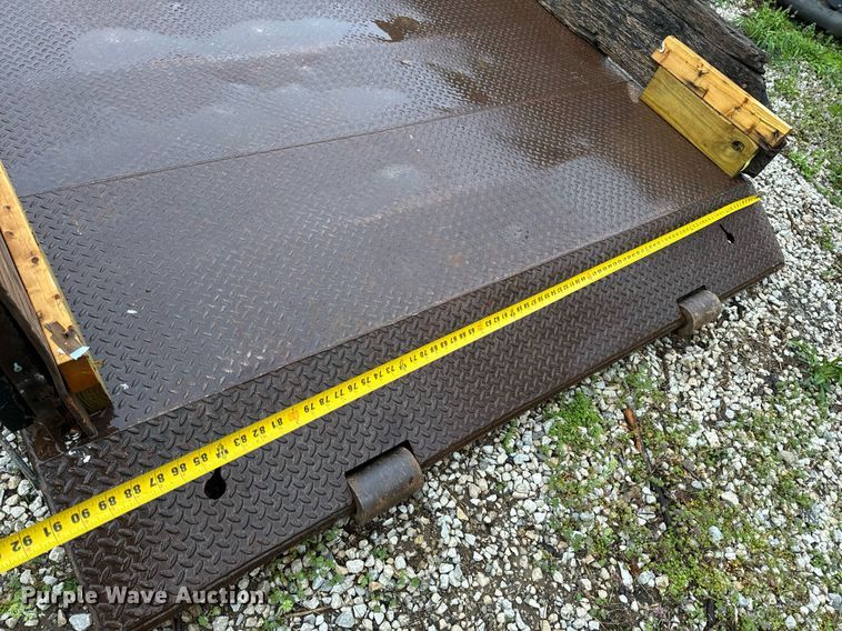 image for item EH6641 1999 International 4900 roll-off container truck