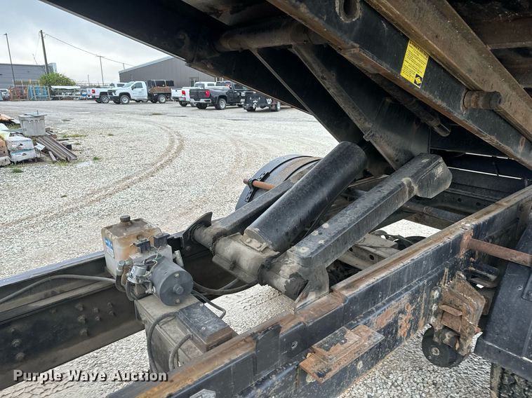 image for item EH6641 1999 International 4900 roll-off container truck