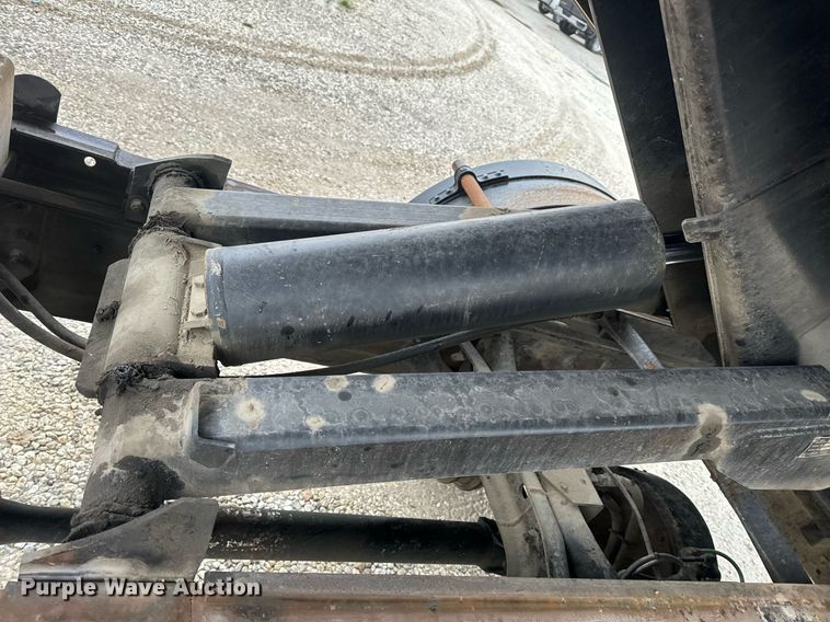 image for item EH6641 1999 International 4900 roll-off container truck