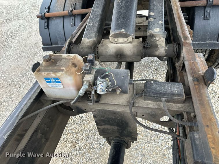 image for item EH6641 1999 International 4900 roll-off container truck