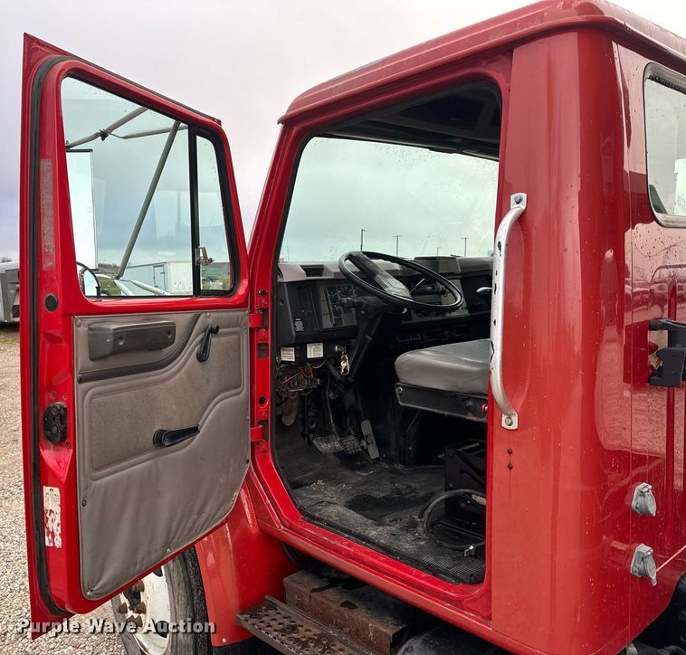 image for item EH6641 1999 International 4900 roll-off container truck