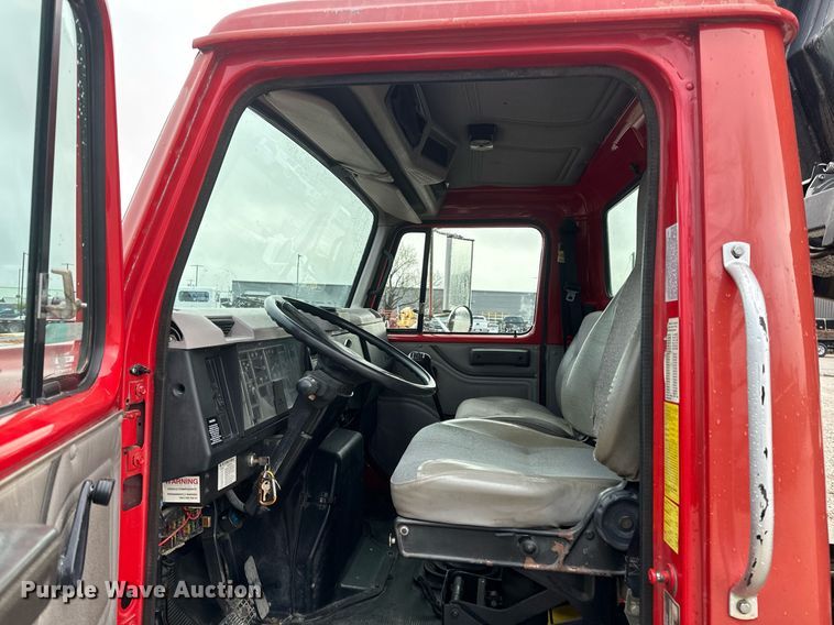 image for item EH6641 1999 International 4900 roll-off container truck