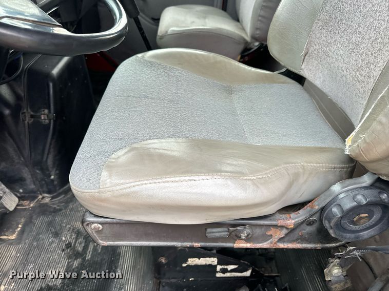 image for item EH6641 1999 International 4900 roll-off container truck