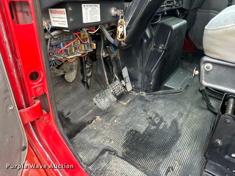 image for item EH6641 1999 International 4900 roll-off container truck