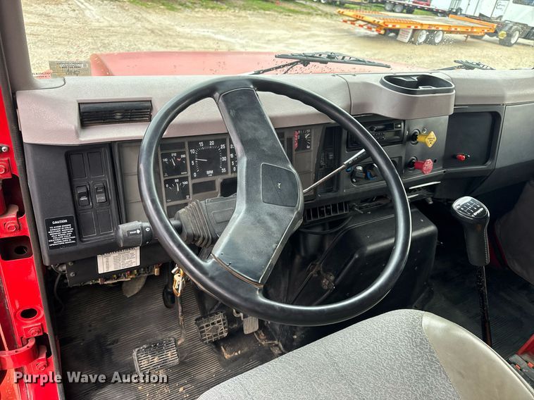 image for item EH6641 1999 International 4900 roll-off container truck