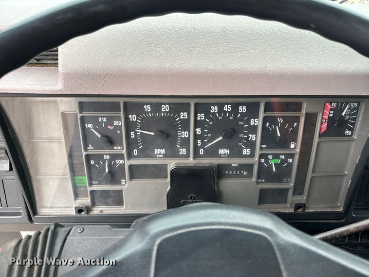 image for item EH6641 1999 International 4900 roll-off container truck