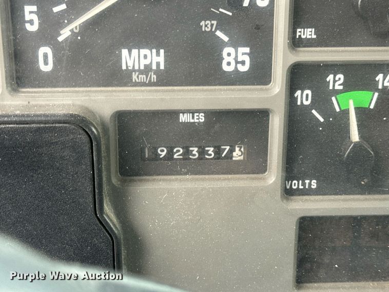 image for item EH6641 1999 International 4900 roll-off container truck