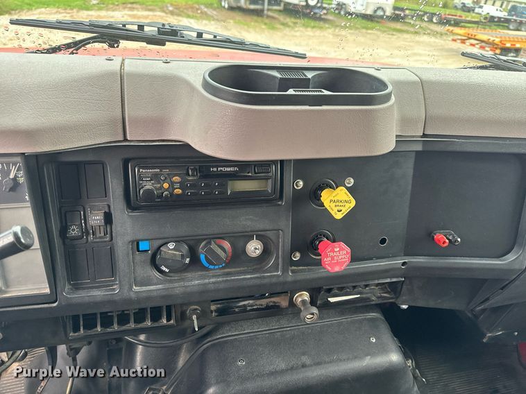 image for item EH6641 1999 International 4900 roll-off container truck