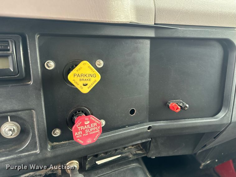 image for item EH6641 1999 International 4900 roll-off container truck