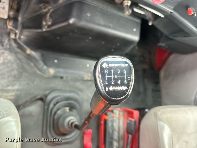 image for item EH6641 1999 International 4900 roll-off container truck