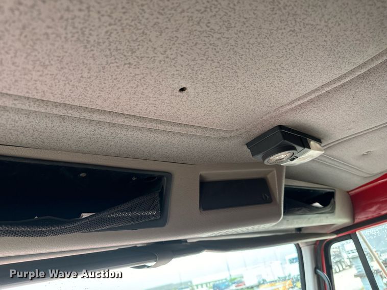 image for item EH6641 1999 International 4900 roll-off container truck