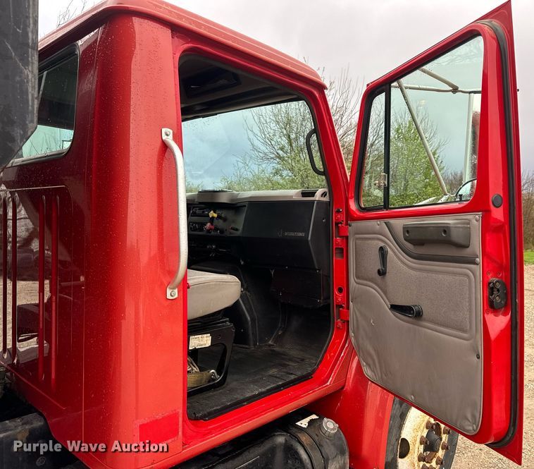 image for item EH6641 1999 International 4900 roll-off container truck