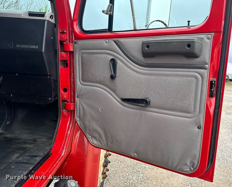 image for item EH6641 1999 International 4900 roll-off container truck