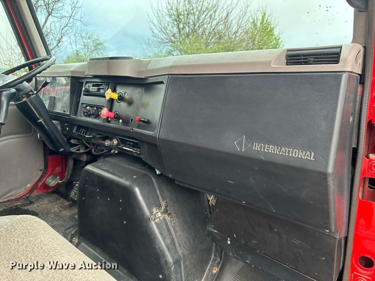 image for item EH6641 1999 International 4900 roll-off container truck