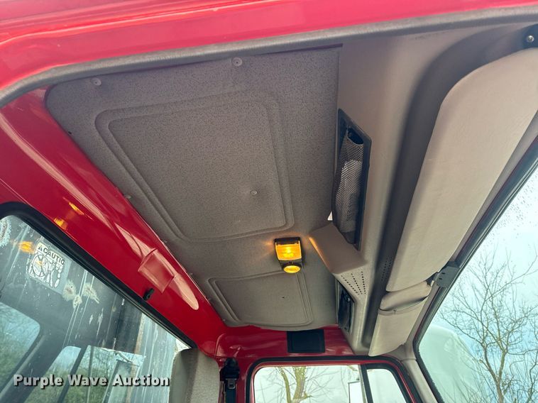 image for item EH6641 1999 International 4900 roll-off container truck