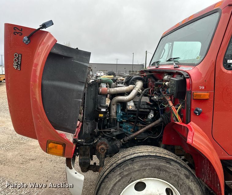 image for item EH6641 1999 International 4900 roll-off container truck