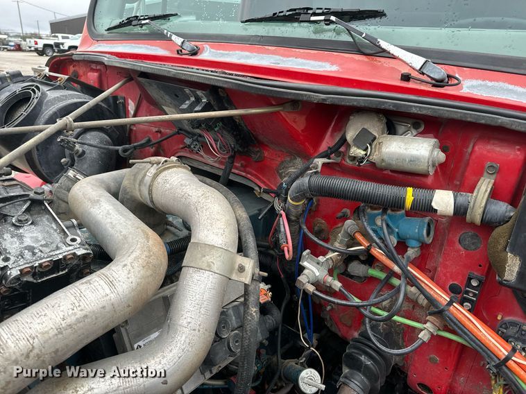 image for item EH6641 1999 International 4900 roll-off container truck