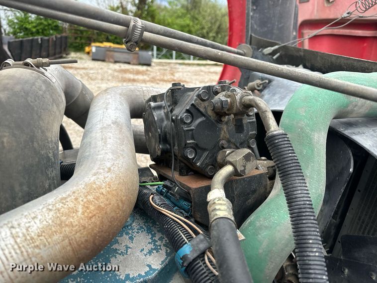 image for item EH6641 1999 International 4900 roll-off container truck