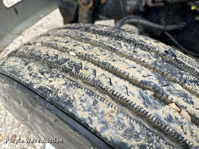 image for item EH6641 1999 International 4900 roll-off container truck