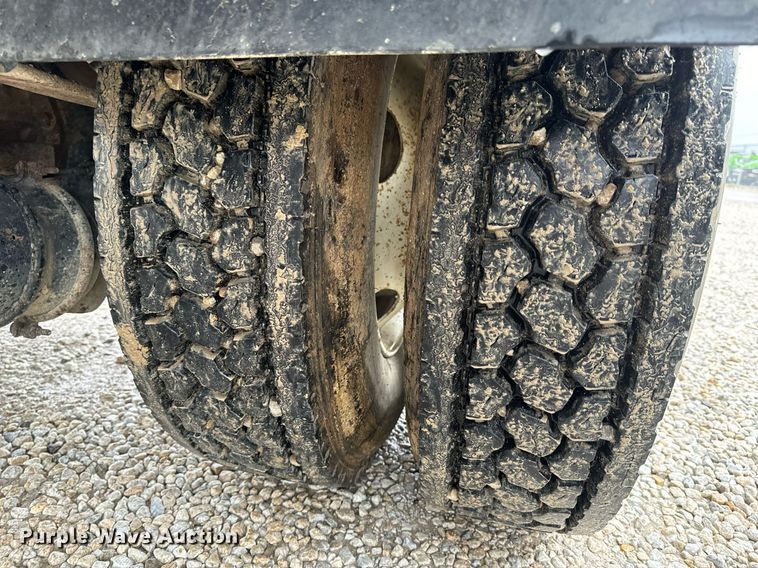 image for item EH6641 1999 International 4900 roll-off container truck