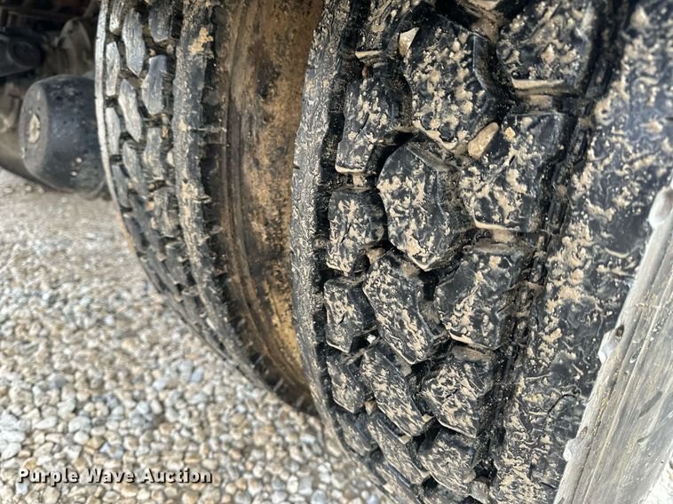 image for item EH6641 1999 International 4900 roll-off container truck