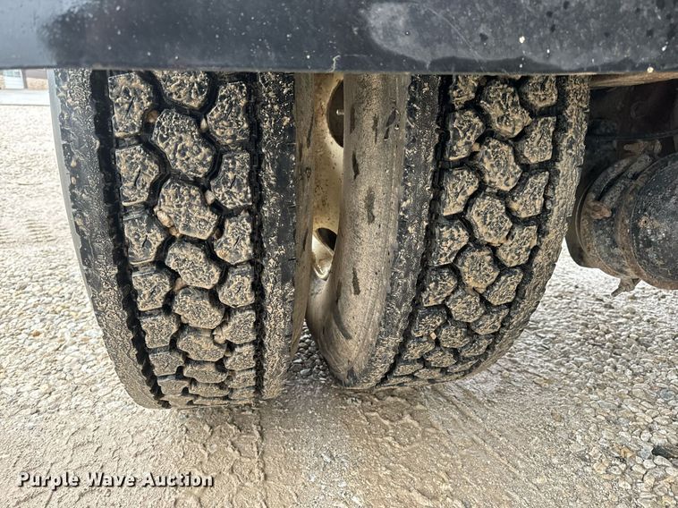 image for item EH6641 1999 International 4900 roll-off container truck