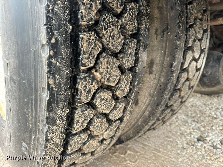 image for item EH6641 1999 International 4900 roll-off container truck