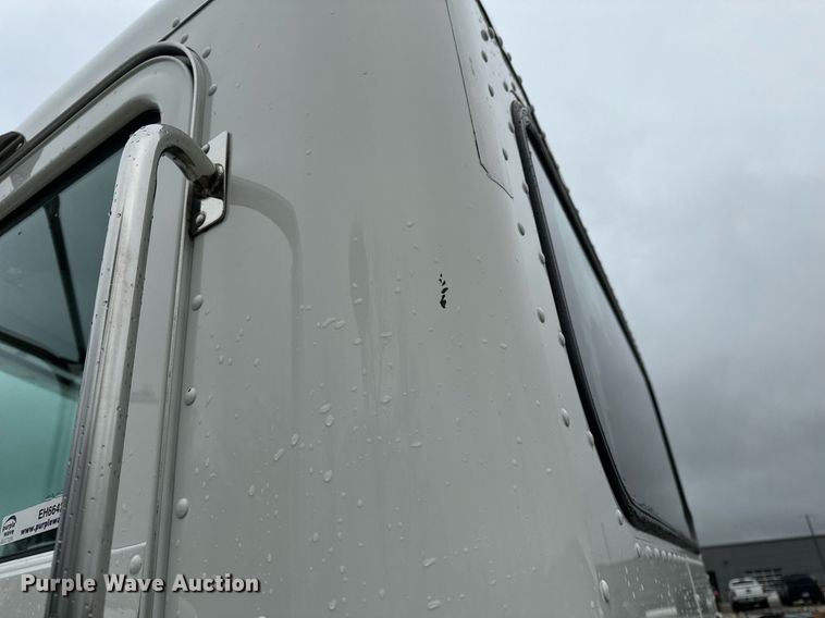 image for item EH6642 2005 Peterbilt PB335 truck cab and chassis