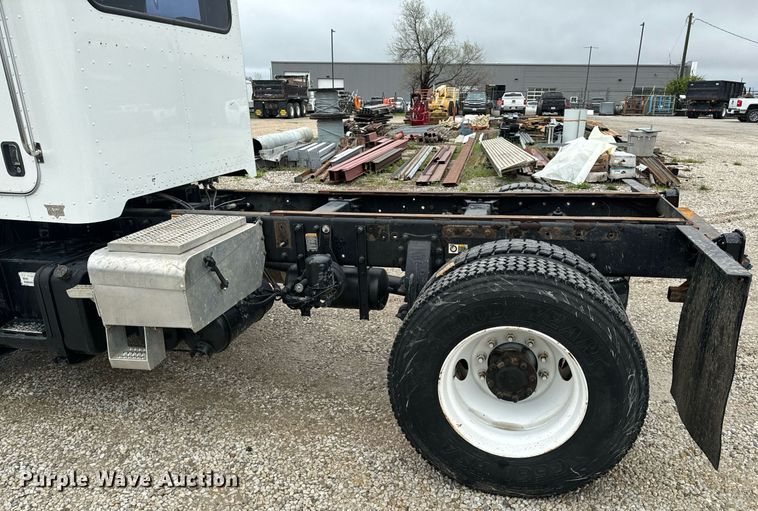 image for item EH6642 2005 Peterbilt PB335 truck cab and chassis