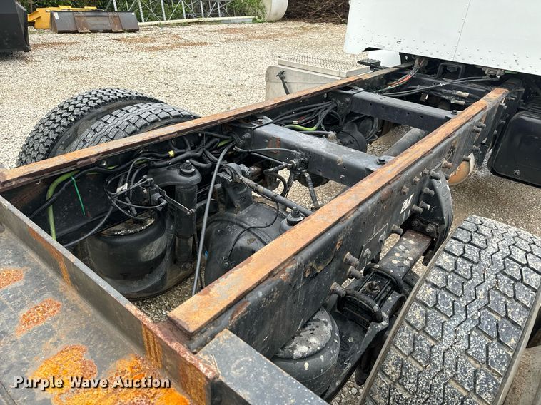 image for item EH6642 2005 Peterbilt PB335 truck cab and chassis