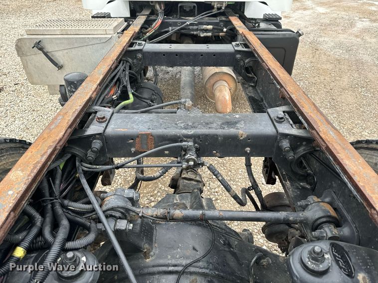 image for item EH6642 2005 Peterbilt PB335 truck cab and chassis