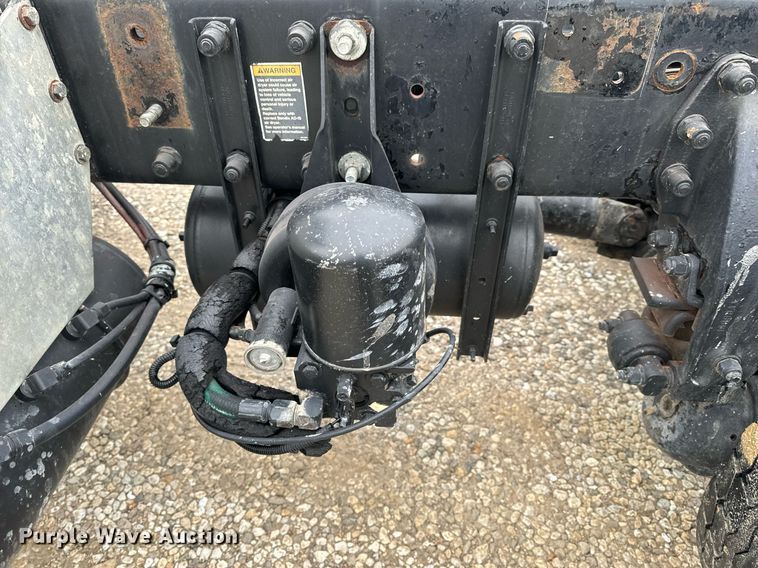 image for item EH6642 2005 Peterbilt PB335 truck cab and chassis