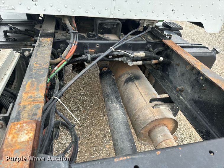 image for item EH6642 2005 Peterbilt PB335 truck cab and chassis