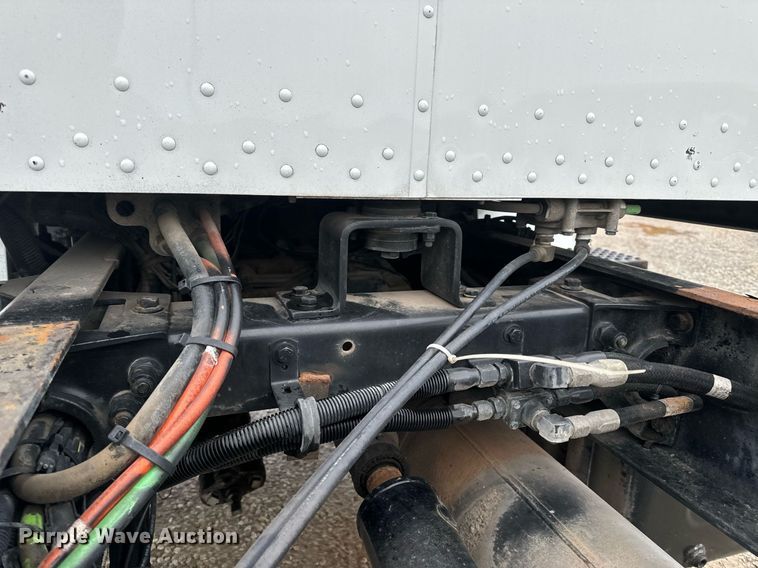 image for item EH6642 2005 Peterbilt PB335 truck cab and chassis