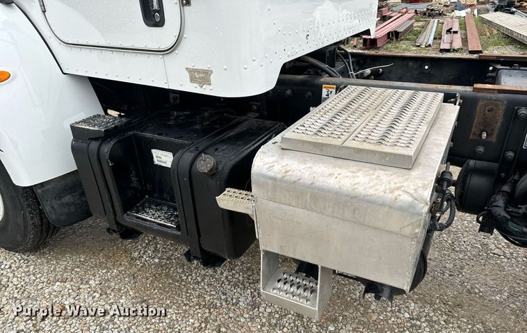 image for item EH6642 2005 Peterbilt PB335 truck cab and chassis