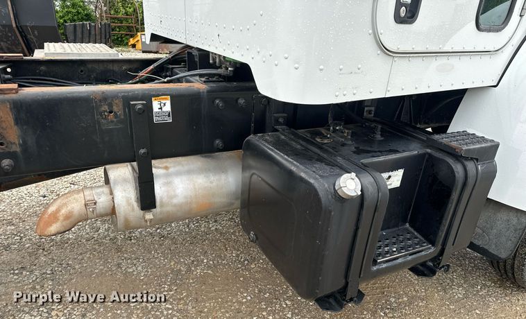 image for item EH6642 2005 Peterbilt PB335 truck cab and chassis