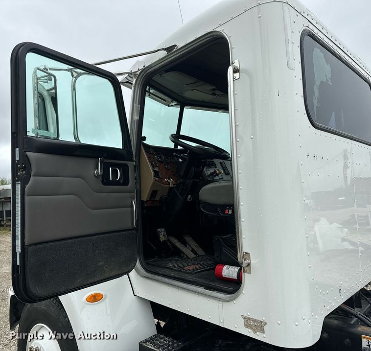 image for item EH6642 2005 Peterbilt PB335 truck cab and chassis