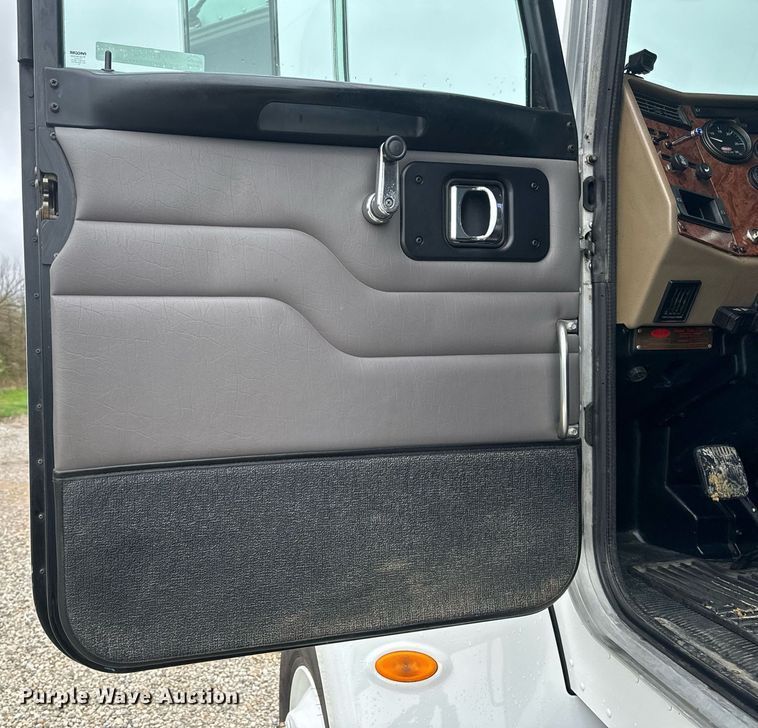 image for item EH6642 2005 Peterbilt PB335 truck cab and chassis