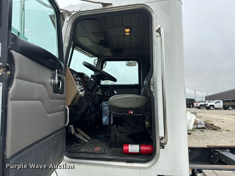 image for item EH6642 2005 Peterbilt PB335 truck cab and chassis