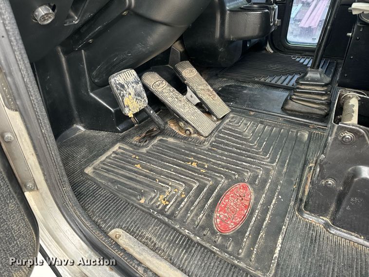 image for item EH6642 2005 Peterbilt PB335 truck cab and chassis