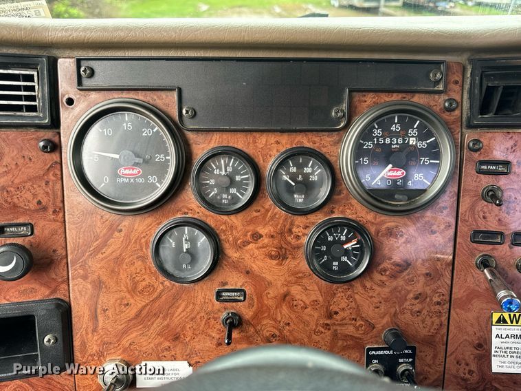 image for item EH6642 2005 Peterbilt PB335 truck cab and chassis