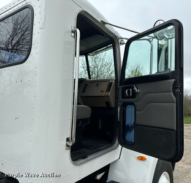 image for item EH6642 2005 Peterbilt PB335 truck cab and chassis