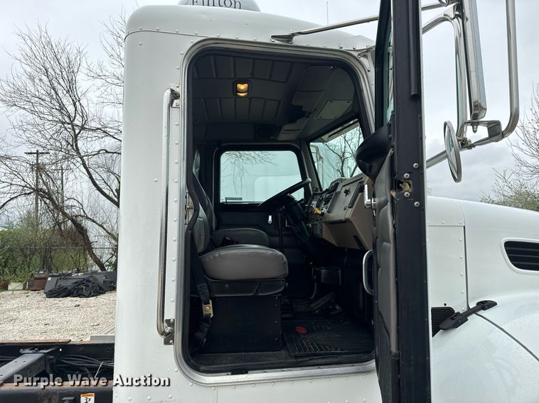 image for item EH6642 2005 Peterbilt PB335 truck cab and chassis