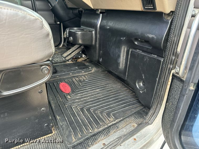 image for item EH6642 2005 Peterbilt PB335 truck cab and chassis